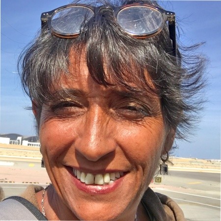 agnes roig Portrait rapproché d’une femme souriante en extérieur