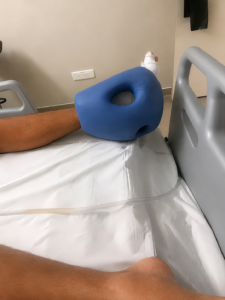 Pied bandé sur coussin médical à l’hôpital