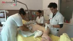 Soignants pratiquant des soins sur un nourrisson
