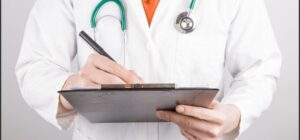 Médecin écrivant sur un dossier médical