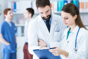 Deux médecins examinant un dossier médical